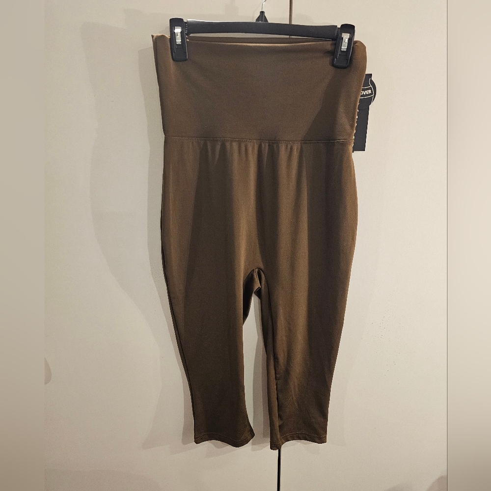 Sho Sho Womans Medium Brown Fold Over Capri Leggings